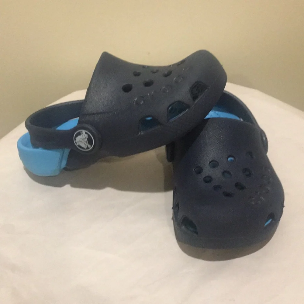 Like New! Crocs unisex kids duet slip on clog shoe sandals w/ back strap size 7